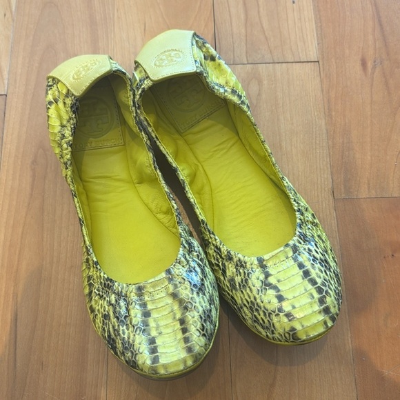 Tory Burch Snakeskin Embossed Ballet Flats Shoes Size 7 neon Yellow highlight - Picture 6 of 10